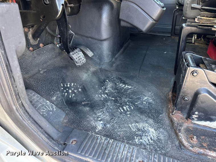 image for item DW6676 2010 International 4300 truck cab and chassis