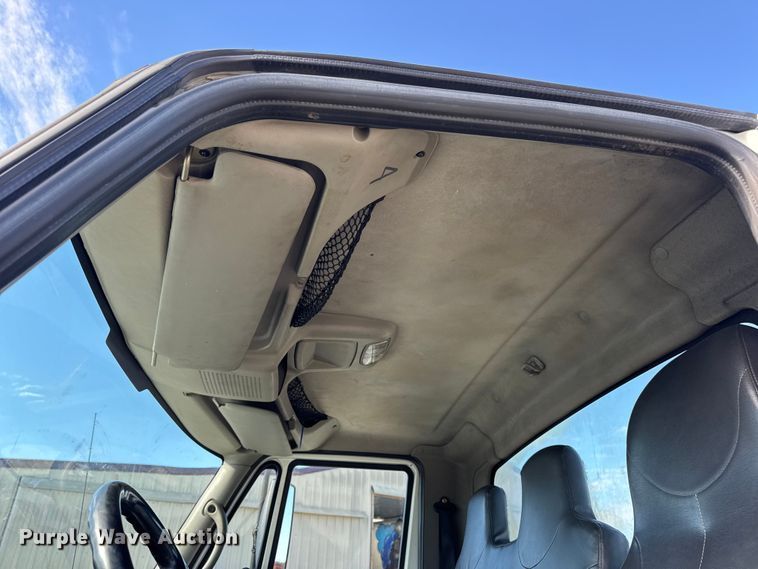 image for item DW6676 2010 International 4300 truck cab and chassis