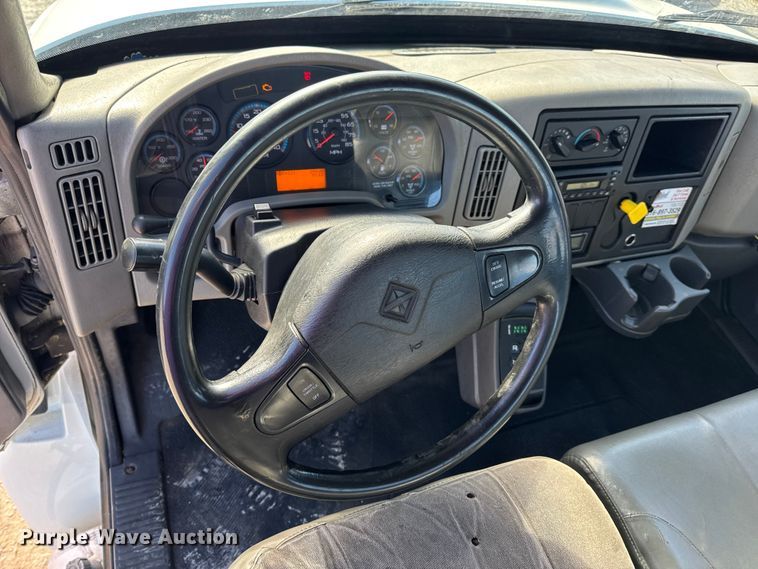 image for item DW6676 2010 International 4300 truck cab and chassis