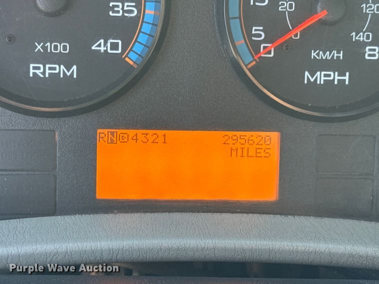 image for item DW6676 2010 International 4300 truck cab and chassis