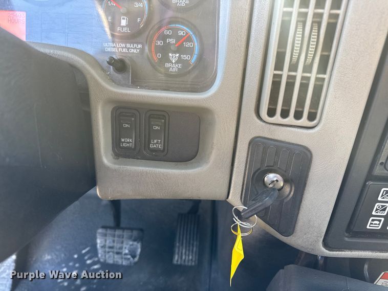 image for item DW6676 2010 International 4300 truck cab and chassis