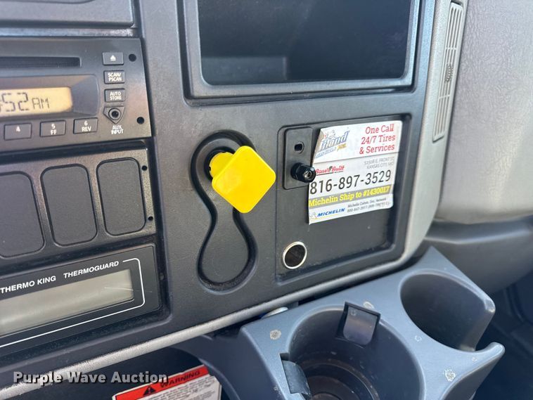 image for item DW6676 2010 International 4300 truck cab and chassis