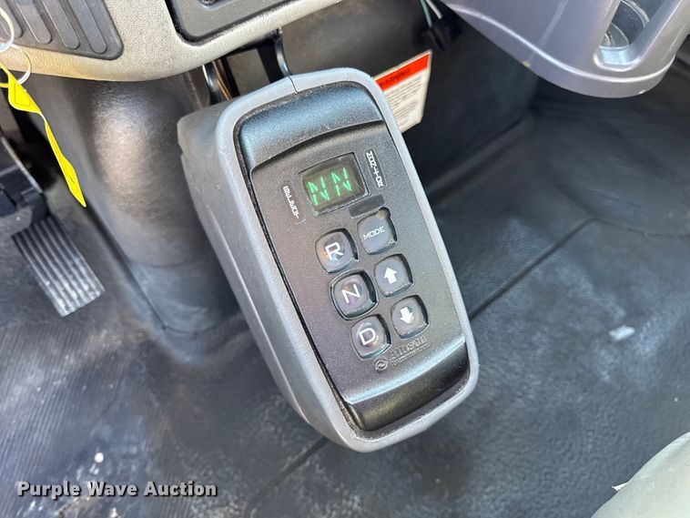 image for item DW6676 2010 International 4300 truck cab and chassis