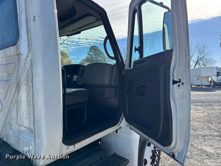 image for item DW6676 2010 International 4300 truck cab and chassis