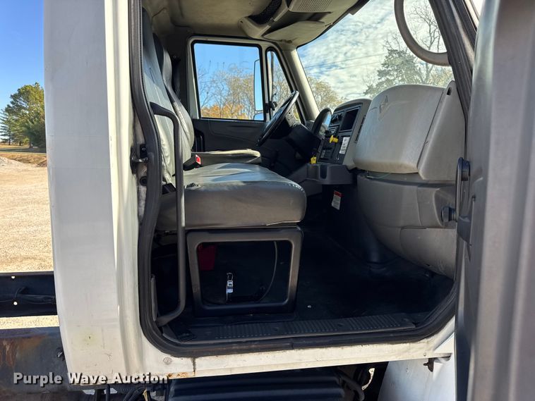 image for item DW6676 2010 International 4300 truck cab and chassis