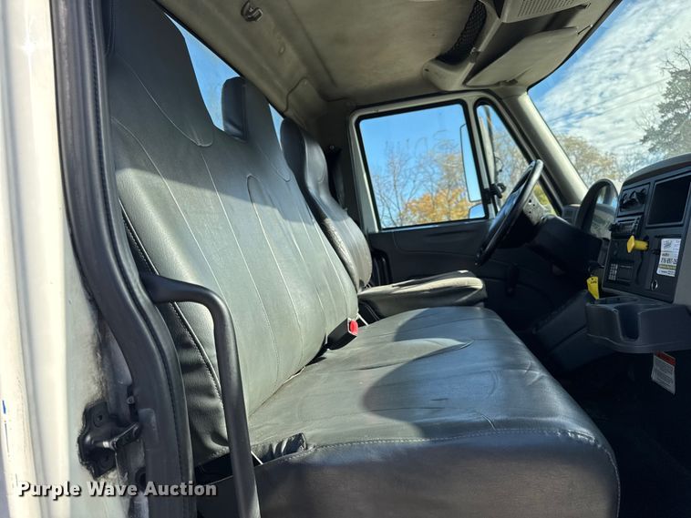 image for item DW6676 2010 International 4300 truck cab and chassis