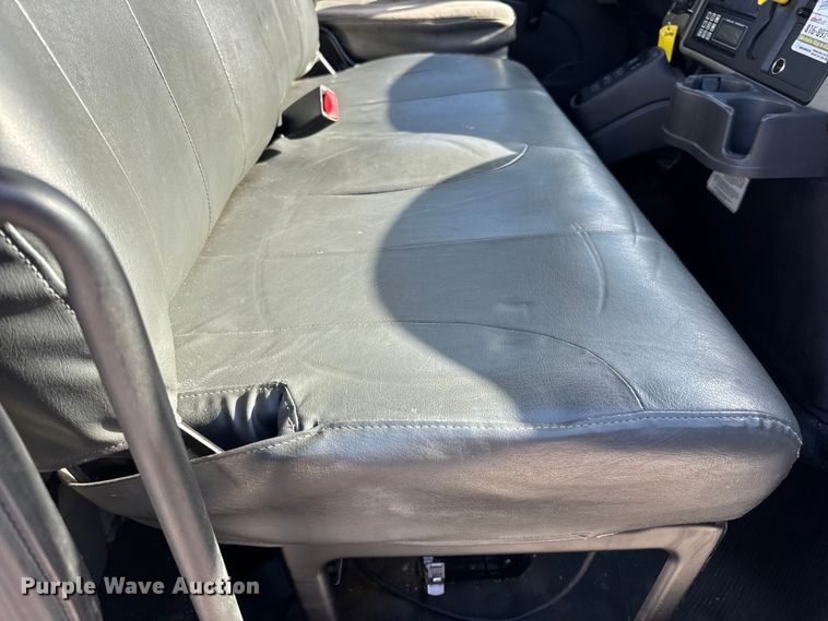 image for item DW6676 2010 International 4300 truck cab and chassis