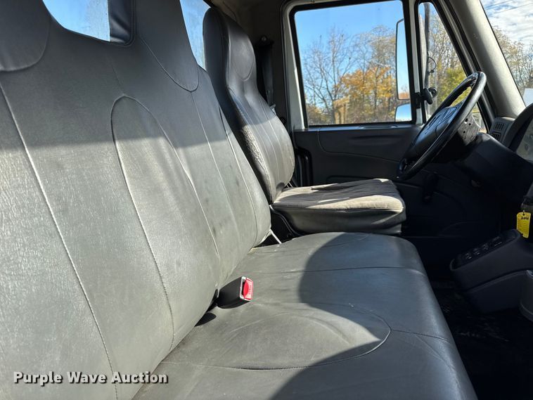 image for item DW6676 2010 International 4300 truck cab and chassis