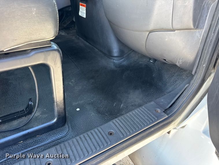 image for item DW6676 2010 International 4300 truck cab and chassis