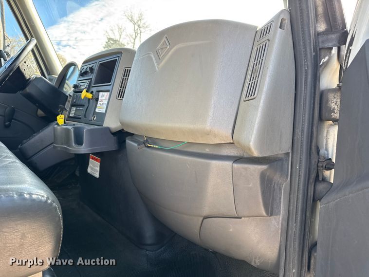 image for item DW6676 2010 International 4300 truck cab and chassis