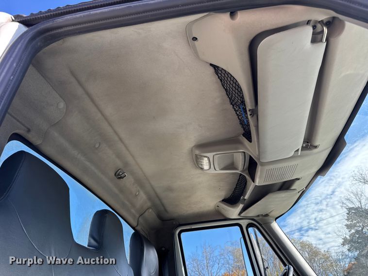 image for item DW6676 2010 International 4300 truck cab and chassis