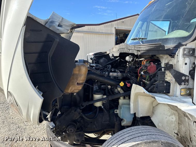 image for item DW6676 2010 International 4300 truck cab and chassis