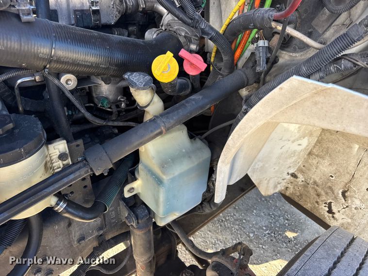 image for item DW6676 2010 International 4300 truck cab and chassis