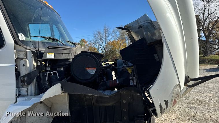 image for item DW6676 2010 International 4300 truck cab and chassis