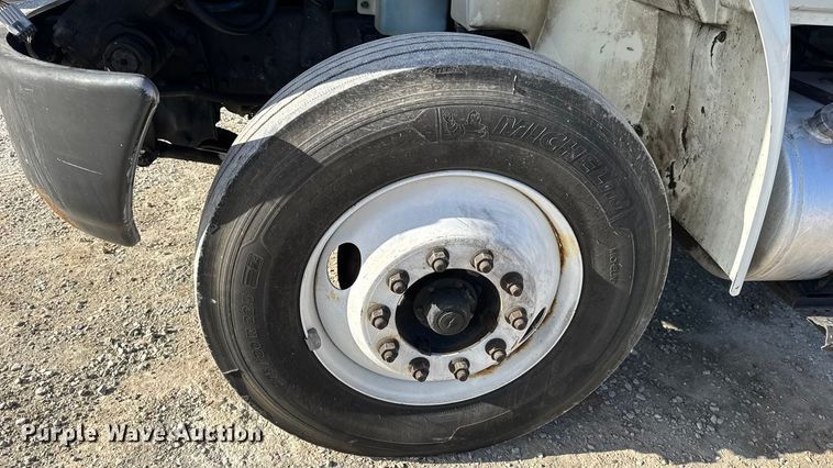 image for item DW6676 2010 International 4300 truck cab and chassis