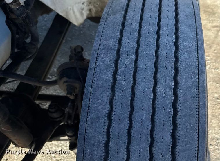 image for item DW6676 2010 International 4300 truck cab and chassis