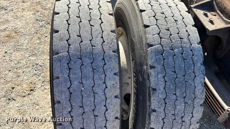 image for item DW6676 2010 International 4300 truck cab and chassis