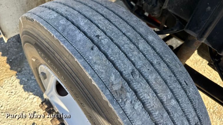 image for item DW6676 2010 International 4300 truck cab and chassis