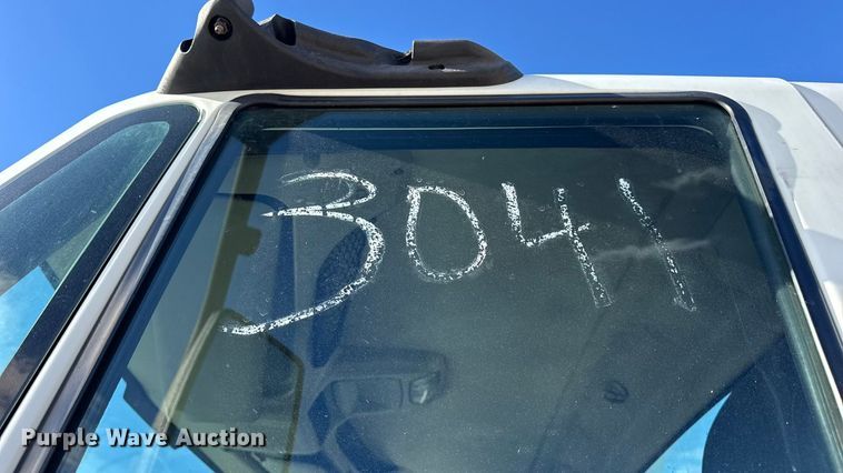 image for item DW6676 2010 International 4300 truck cab and chassis