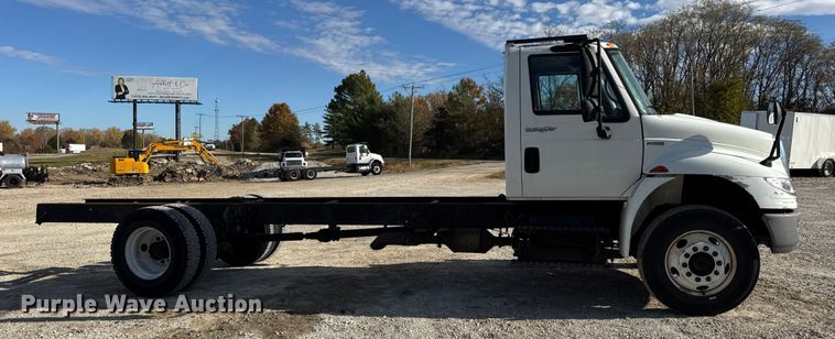 image for item DW6678 2010 International 4300 truck cab and chassis