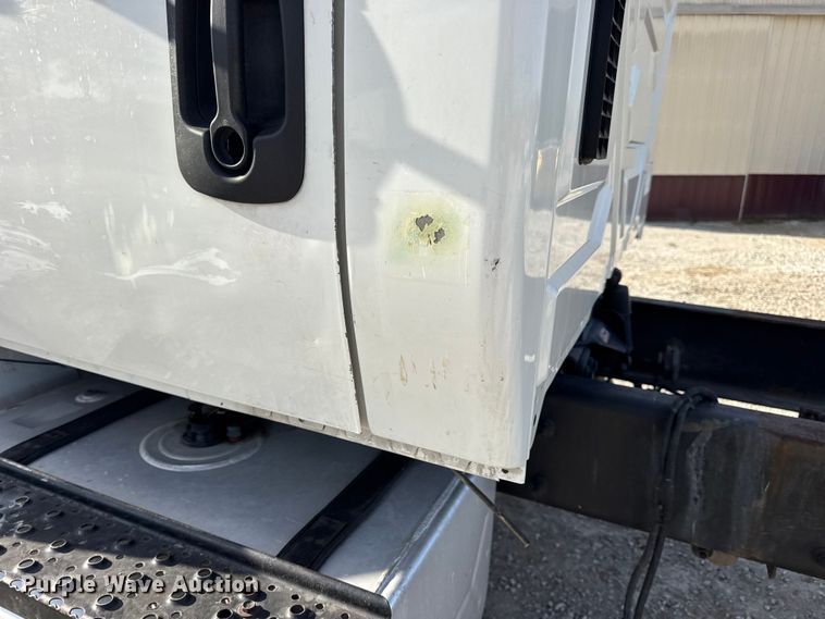 image for item DW6678 2010 International 4300 truck cab and chassis