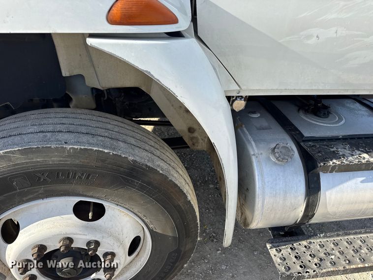 image for item DW6678 2010 International 4300 truck cab and chassis