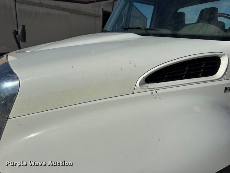 image for item DW6678 2010 International 4300 truck cab and chassis