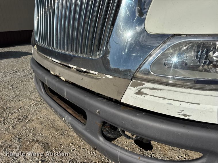 image for item DW6678 2010 International 4300 truck cab and chassis