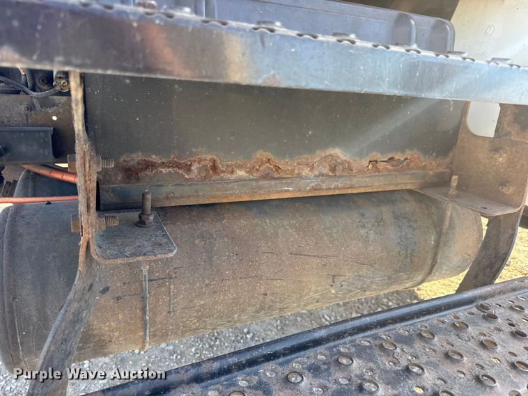 image for item DW6678 2010 International 4300 truck cab and chassis