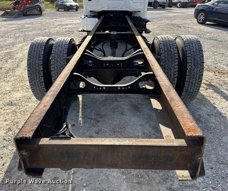 image for item DW6678 2010 International 4300 truck cab and chassis