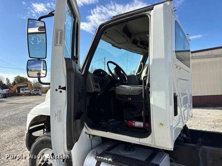 image for item DW6678 2010 International 4300 truck cab and chassis