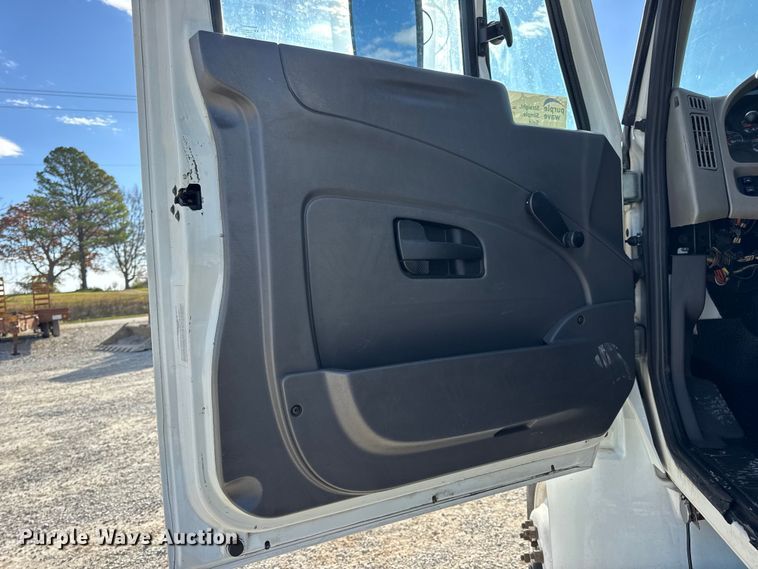 image for item DW6678 2010 International 4300 truck cab and chassis