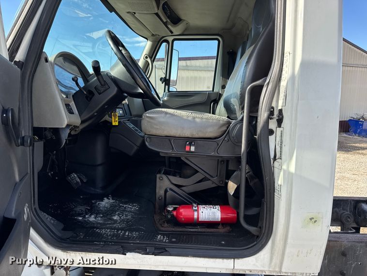 image for item DW6678 2010 International 4300 truck cab and chassis