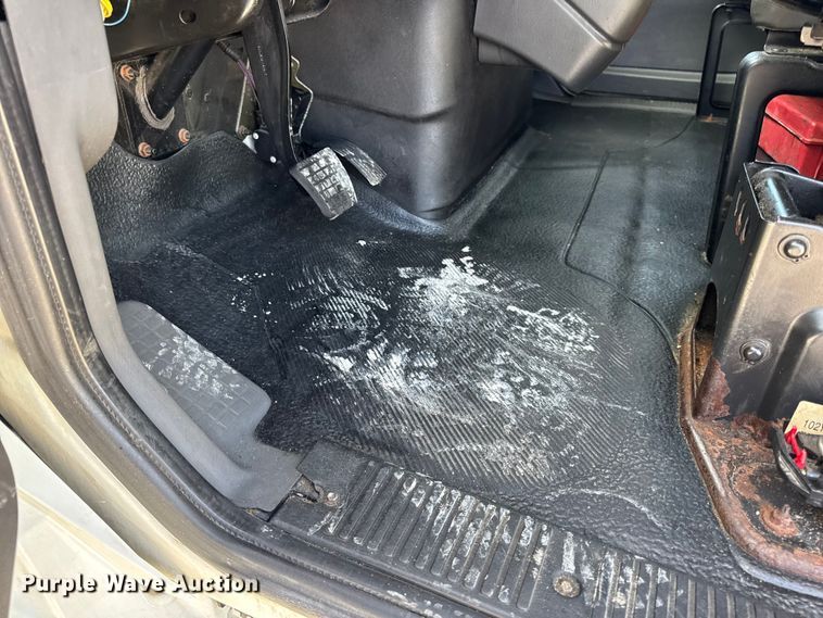 image for item DW6678 2010 International 4300 truck cab and chassis