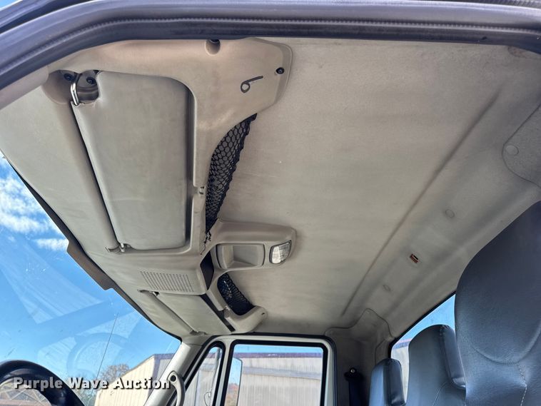 image for item DW6678 2010 International 4300 truck cab and chassis