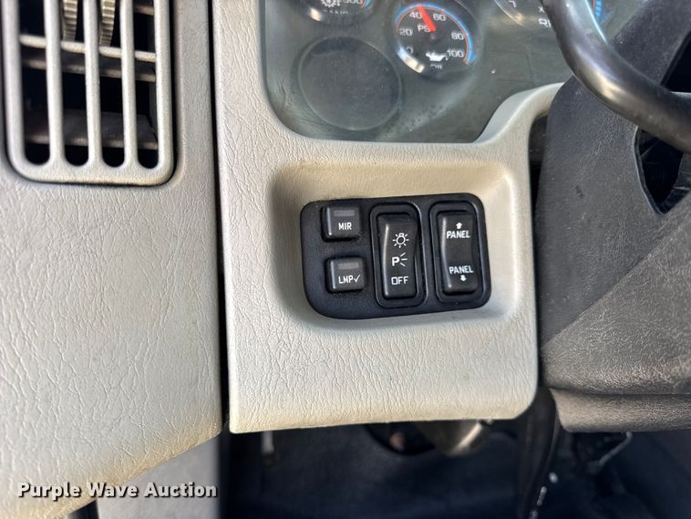 image for item DW6678 2010 International 4300 truck cab and chassis