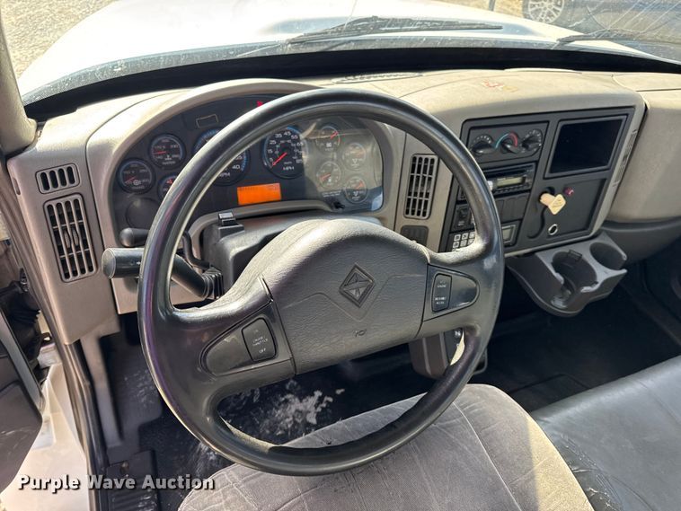 image for item DW6678 2010 International 4300 truck cab and chassis