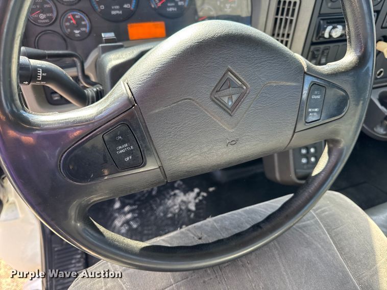 image for item DW6678 2010 International 4300 truck cab and chassis