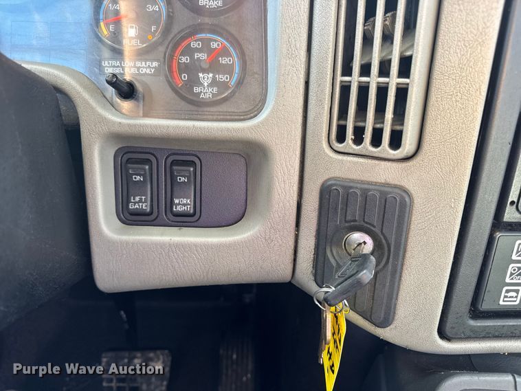 image for item DW6678 2010 International 4300 truck cab and chassis