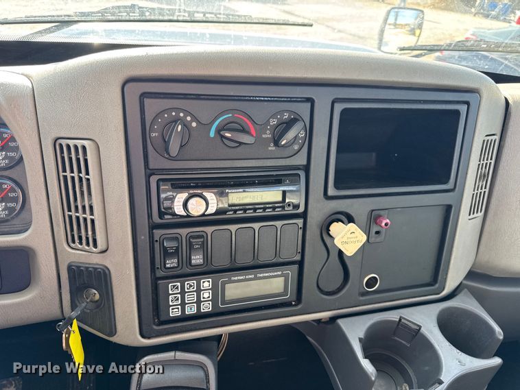 image for item DW6678 2010 International 4300 truck cab and chassis