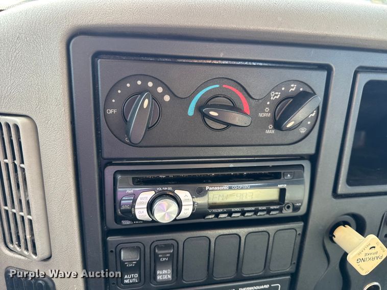 image for item DW6678 2010 International 4300 truck cab and chassis