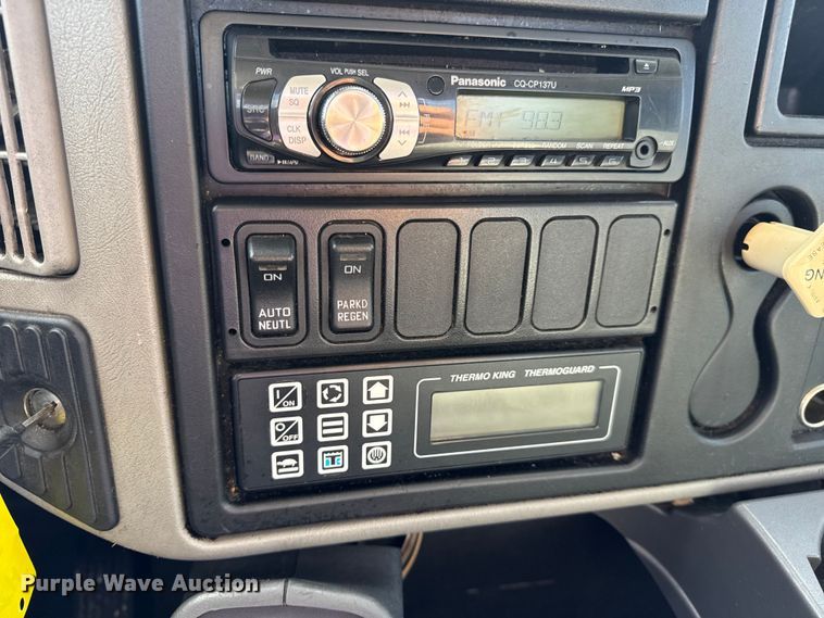 image for item DW6678 2010 International 4300 truck cab and chassis