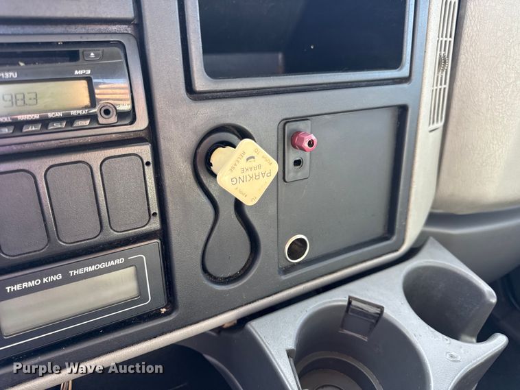 image for item DW6678 2010 International 4300 truck cab and chassis