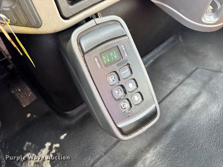 image for item DW6678 2010 International 4300 truck cab and chassis