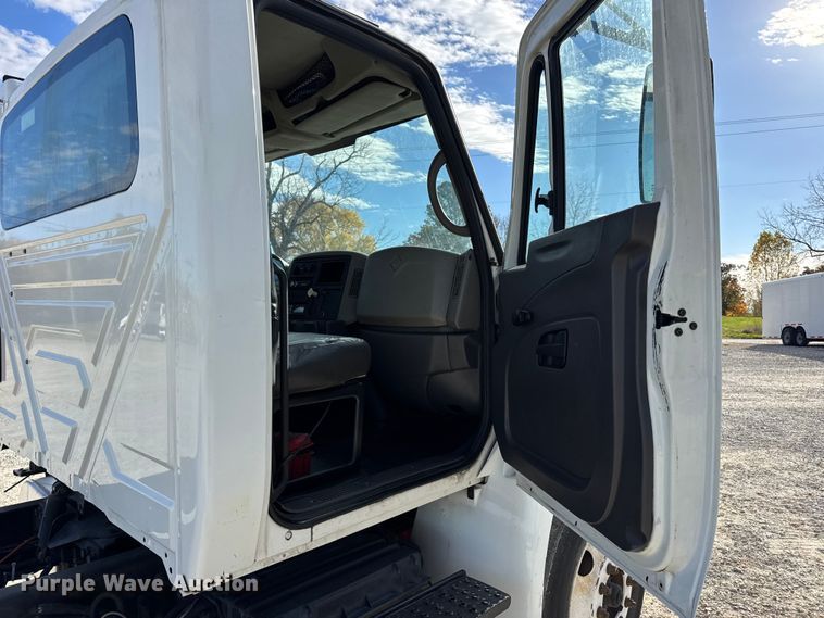 image for item DW6678 2010 International 4300 truck cab and chassis