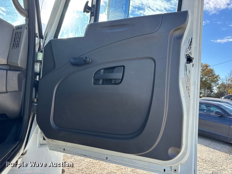 image for item DW6678 2010 International 4300 truck cab and chassis