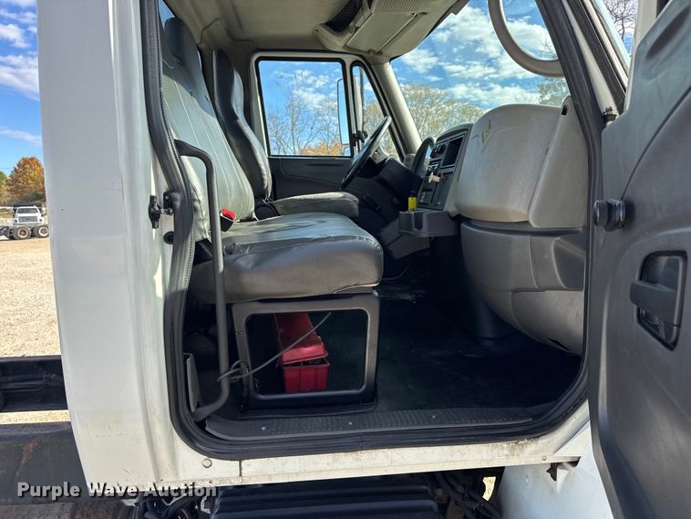 image for item DW6678 2010 International 4300 truck cab and chassis