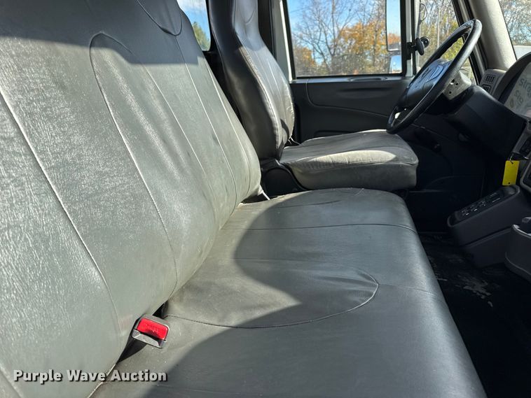 image for item DW6678 2010 International 4300 truck cab and chassis