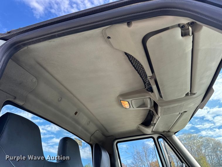 image for item DW6678 2010 International 4300 truck cab and chassis