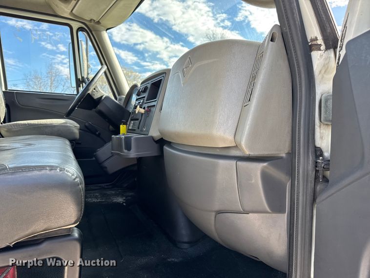 image for item DW6678 2010 International 4300 truck cab and chassis